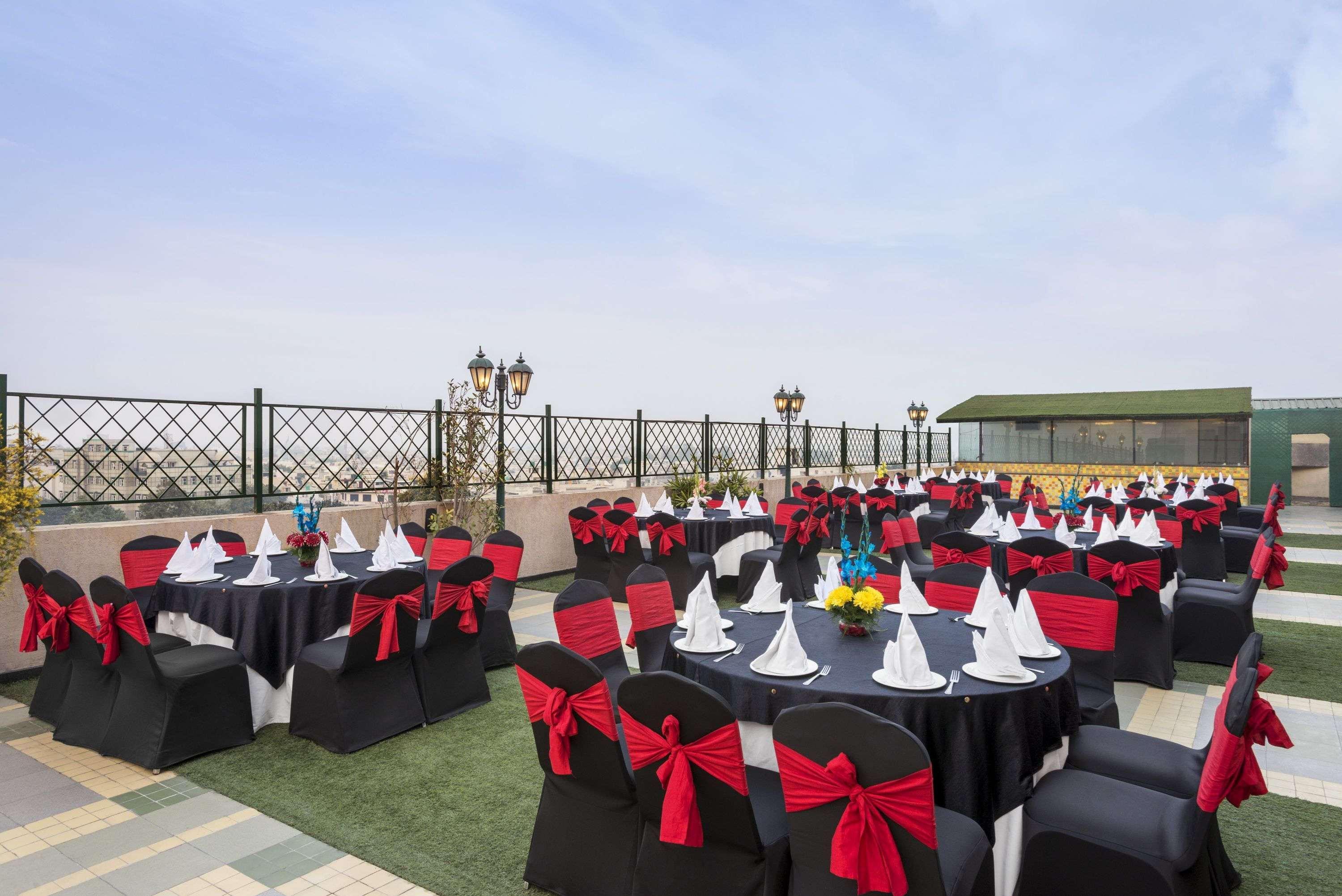 Ramada By Wyndham Jalandhar City Center Exterior foto