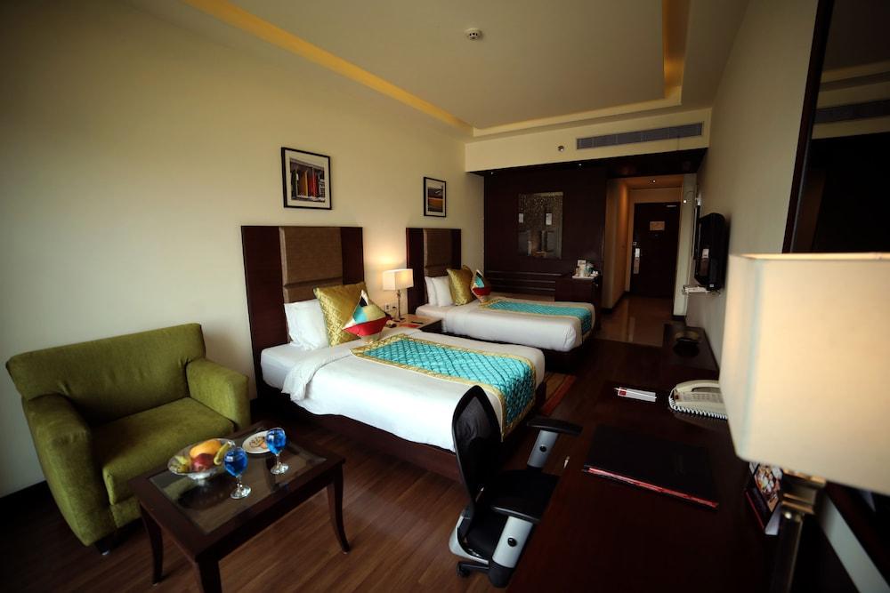 Ramada By Wyndham Jalandhar City Center Exterior foto