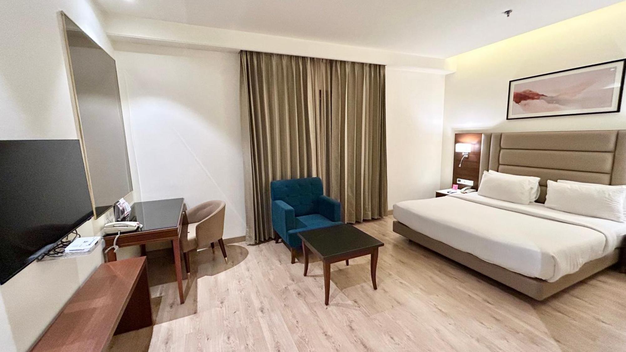Ramada By Wyndham Jalandhar City Center Exterior foto