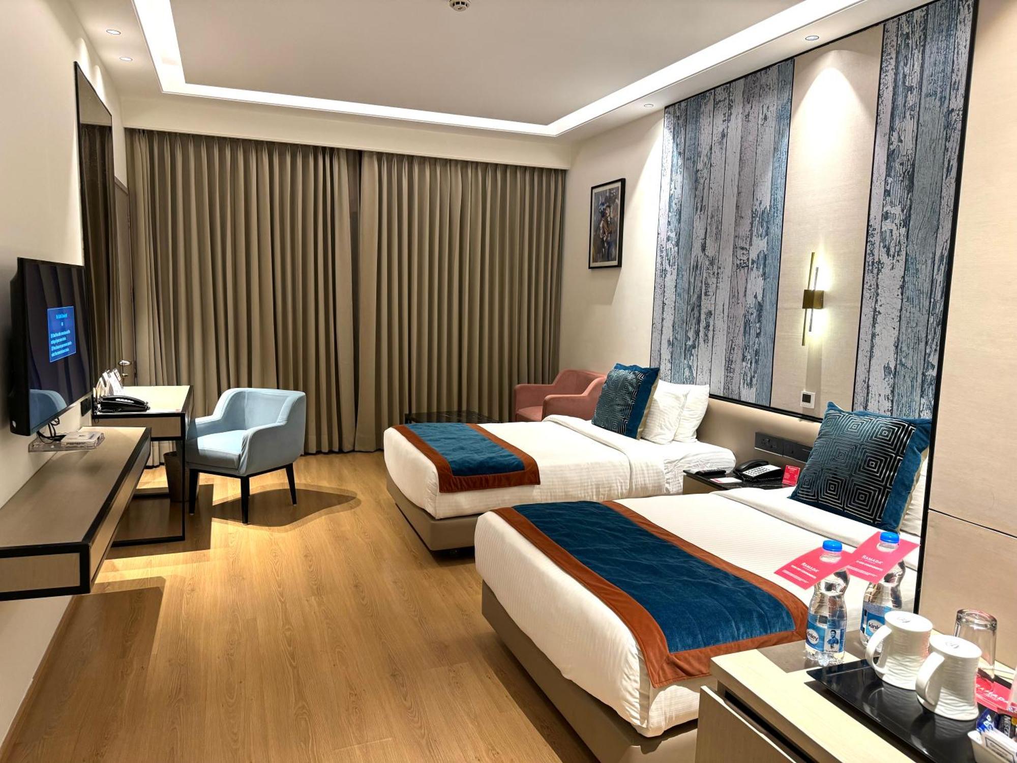 Ramada By Wyndham Jalandhar City Center Exterior foto