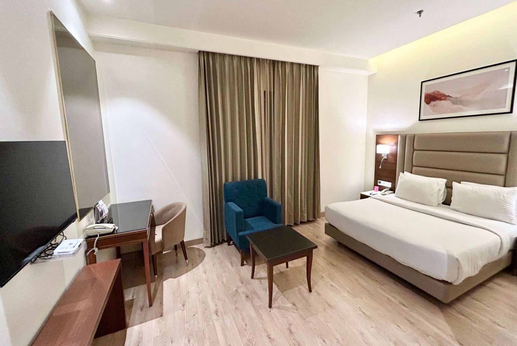 Ramada By Wyndham Jalandhar City Center Exterior foto